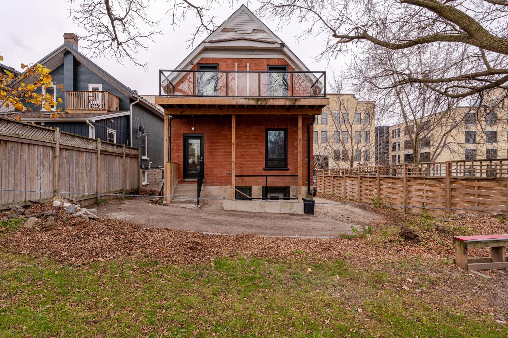 Entire Bachelor Unit En-Suite Across From Google - Br3 Kitchener Exteriér fotografie